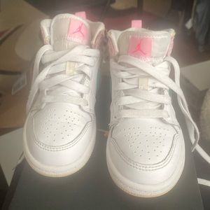 Jordan 1 mid SE